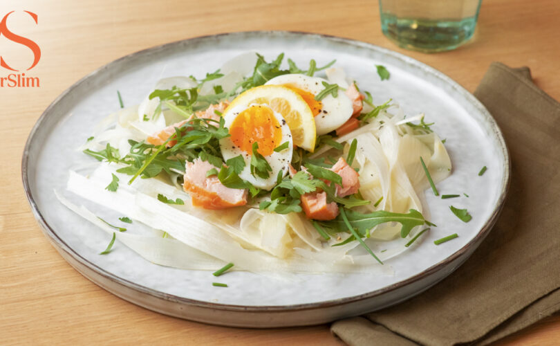 Aspergetagliatelle met verse zalm en ei