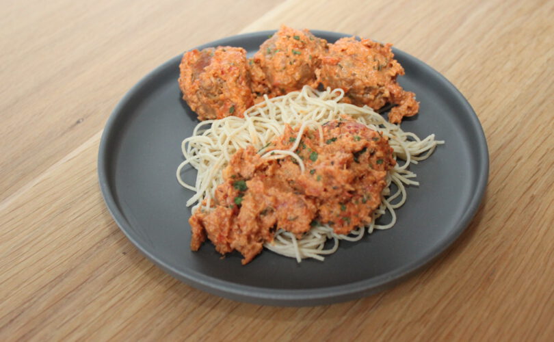 Hete nyonya curry met tartaarballetjes en noodles