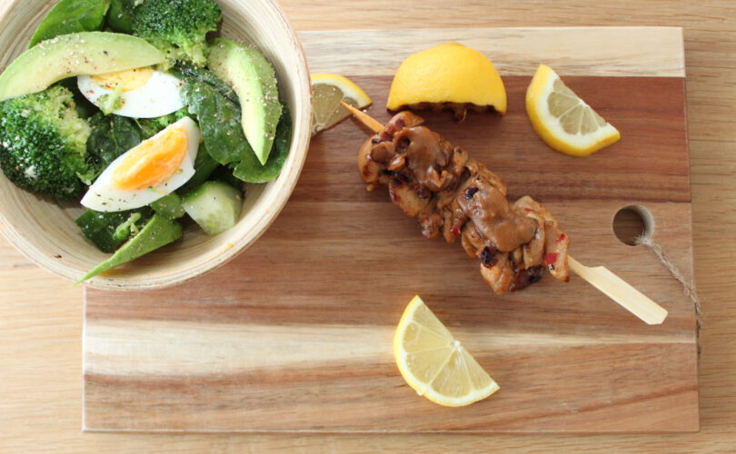 Saté met satésaus en broccoli salade