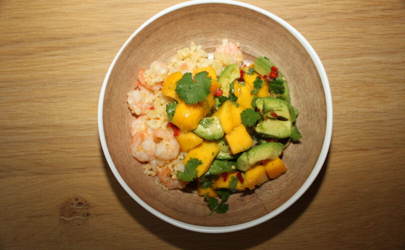 Bloemkoolrijst met garnalen en pittige mangosalsa