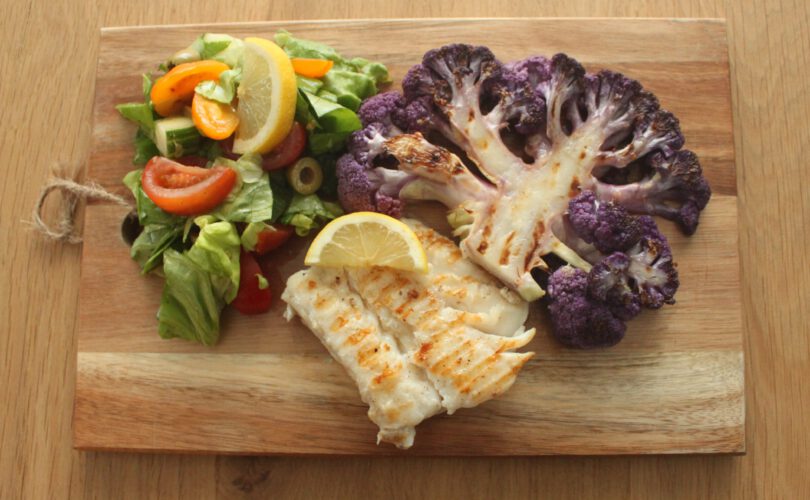 Geroosterde bloemkool met kabeljauwfilet en salade