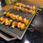 Pittige bief- en garnalenspiesjes met gekleurde groenten