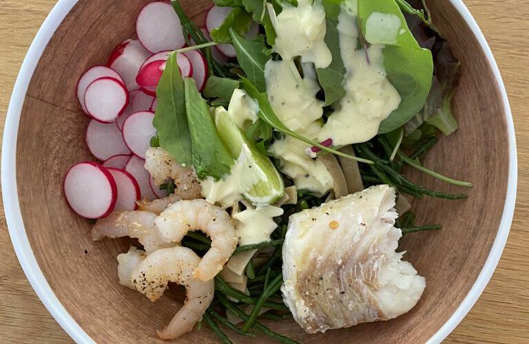 Pastasalade met kabeljauw, garnalen, radijsjes en zeekraal